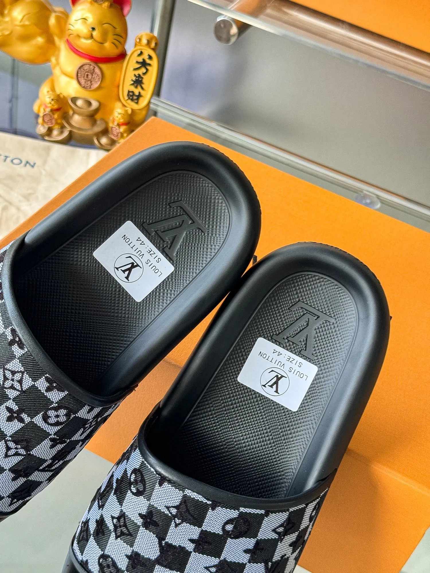 [L Home] P: 300💰 ▪️Shoe size: Women's 35-40 Men's 38-46▪️Packaging: Counter top quality~original packaging Louis Vuitton lv couple's monogram embossed slippers This season, Waterfront sandals return with a new look, and the upper buckle is embossed with Louis Vuitton's iconic Monogram pattern. Made of waterproof rubber with a comfortable and resilient insole. The lightweight, flexible outsole is embossed with the Louis Vuitton logo. Exquisitely packaged at the delivery counter 🛍📦 ▪️Fabric: Original molded rubber foam ▪️Sole: Original molded rubber foam outsole ▪️Sole thickness: 3CM.